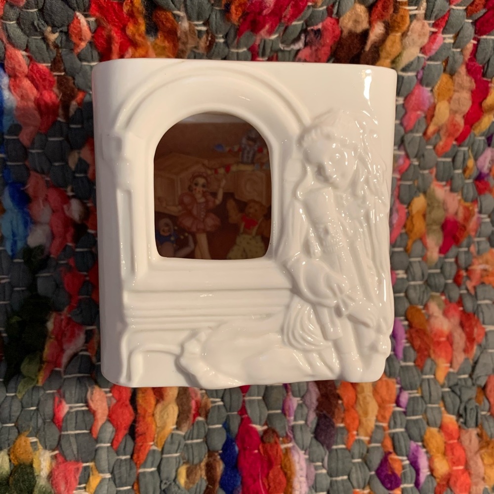Vintage Colonial tea candle holder!